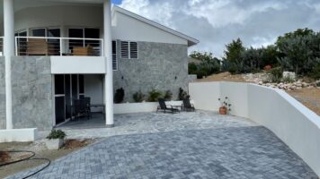 Flagstone-Pflasterung an einem Haus auf einer Karibikinsel