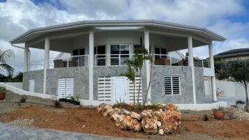 Luxusvilla auf Bonaire mit Wandverkleidung aus Flagstone