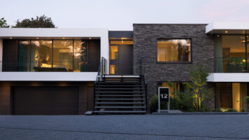Moderne Villa mit Natursteinwandverkleidung | Architektur: Wubben Chan Architekten Fotografie: Wesley Bergen Realisierung: Bauunternehmen Van Leent BV.